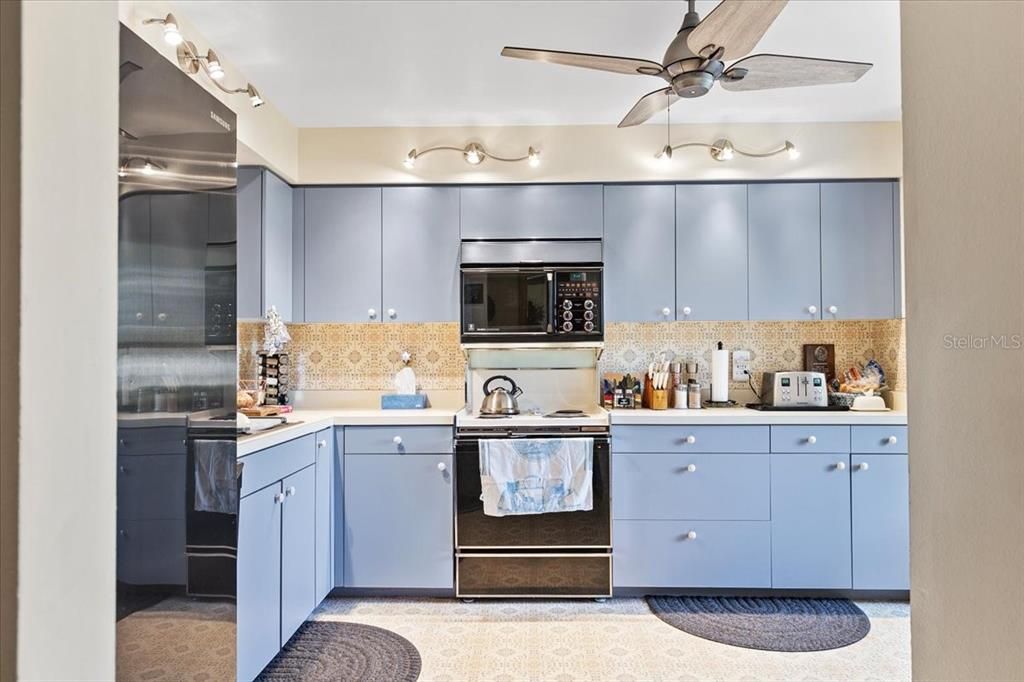 For Sale: $297,000 (3 beds, 2 baths, 1341 Square Feet)