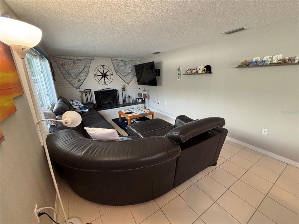 For Sale: $319,900 (3 beds, 2 baths, 1549 Square Feet)