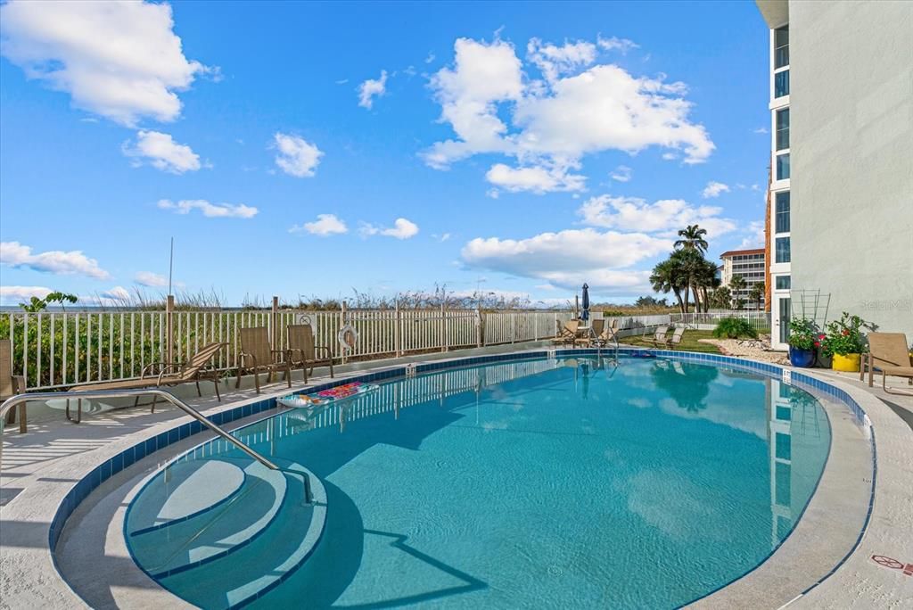 For Sale: $515,000 (2 beds, 2 baths, 872 Square Feet)