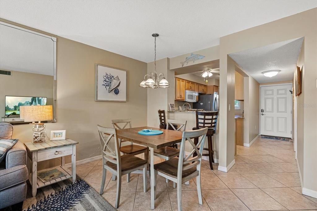 For Sale: $515,000 (2 beds, 2 baths, 872 Square Feet)