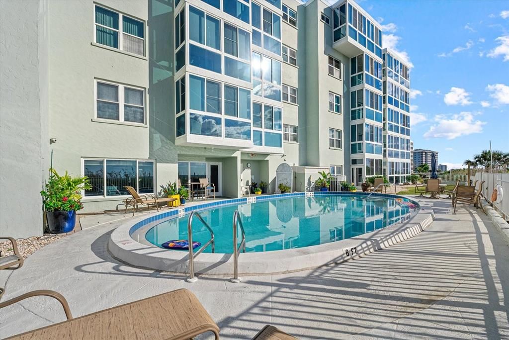 For Sale: $515,000 (2 beds, 2 baths, 872 Square Feet)