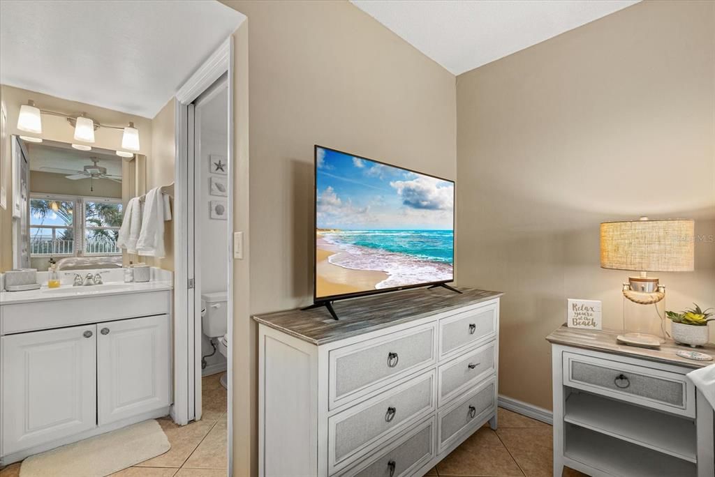 For Sale: $515,000 (2 beds, 2 baths, 872 Square Feet)