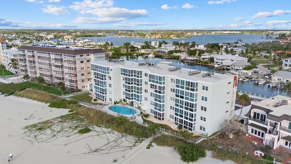 For Sale: $515,000 (2 beds, 2 baths, 872 Square Feet)