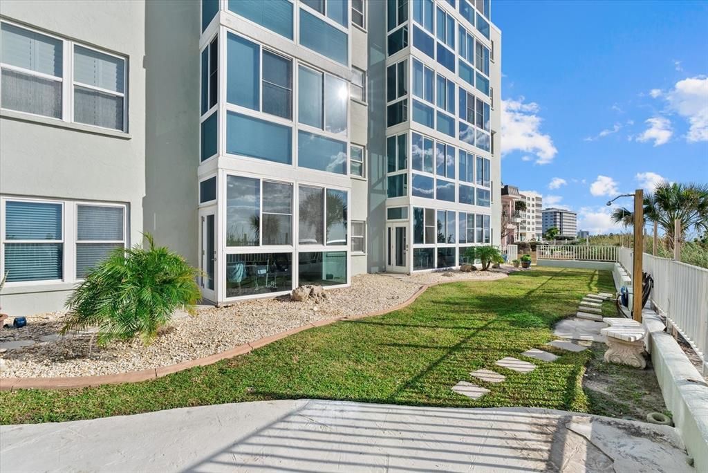 For Sale: $515,000 (2 beds, 2 baths, 872 Square Feet)