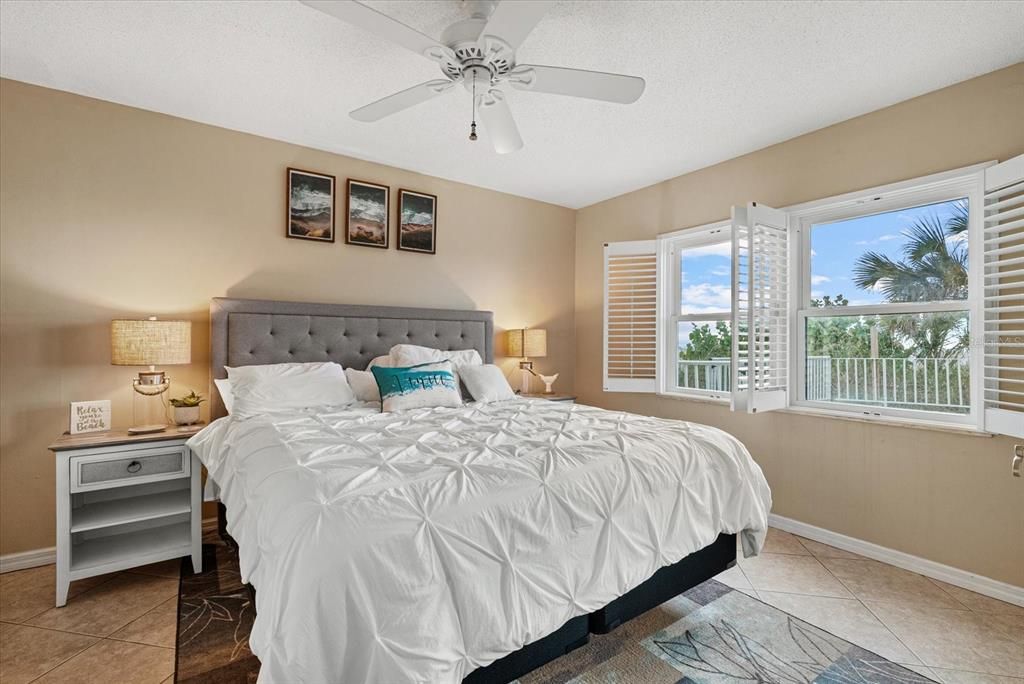 For Sale: $515,000 (2 beds, 2 baths, 872 Square Feet)