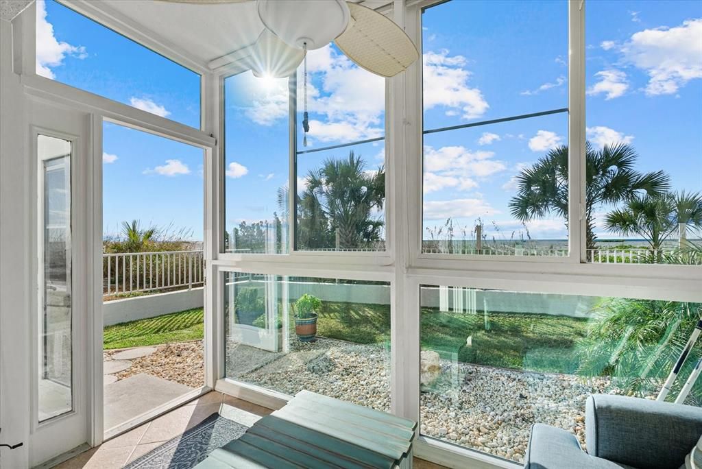 For Sale: $515,000 (2 beds, 2 baths, 872 Square Feet)