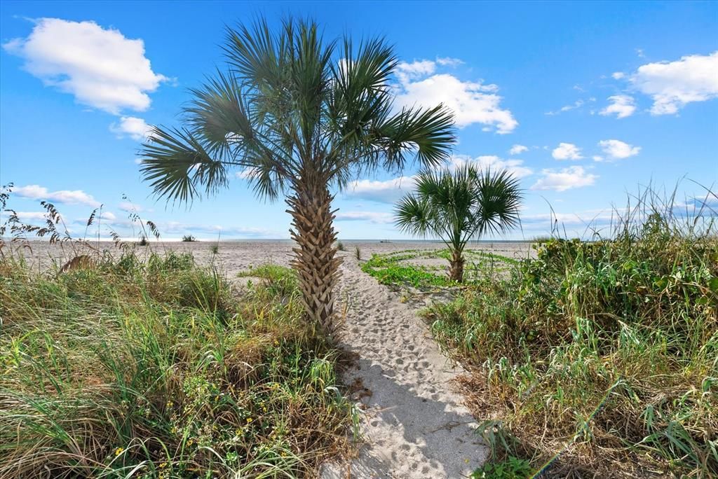 For Sale: $515,000 (2 beds, 2 baths, 872 Square Feet)