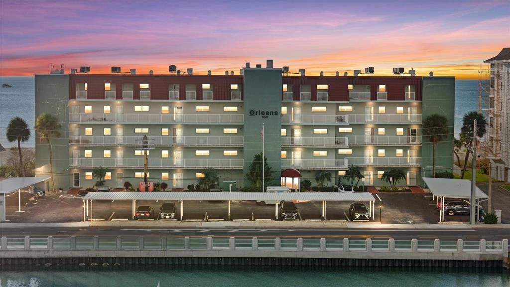 For Sale: $515,000 (2 beds, 2 baths, 872 Square Feet)