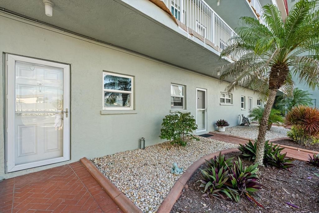 For Sale: $515,000 (2 beds, 2 baths, 872 Square Feet)