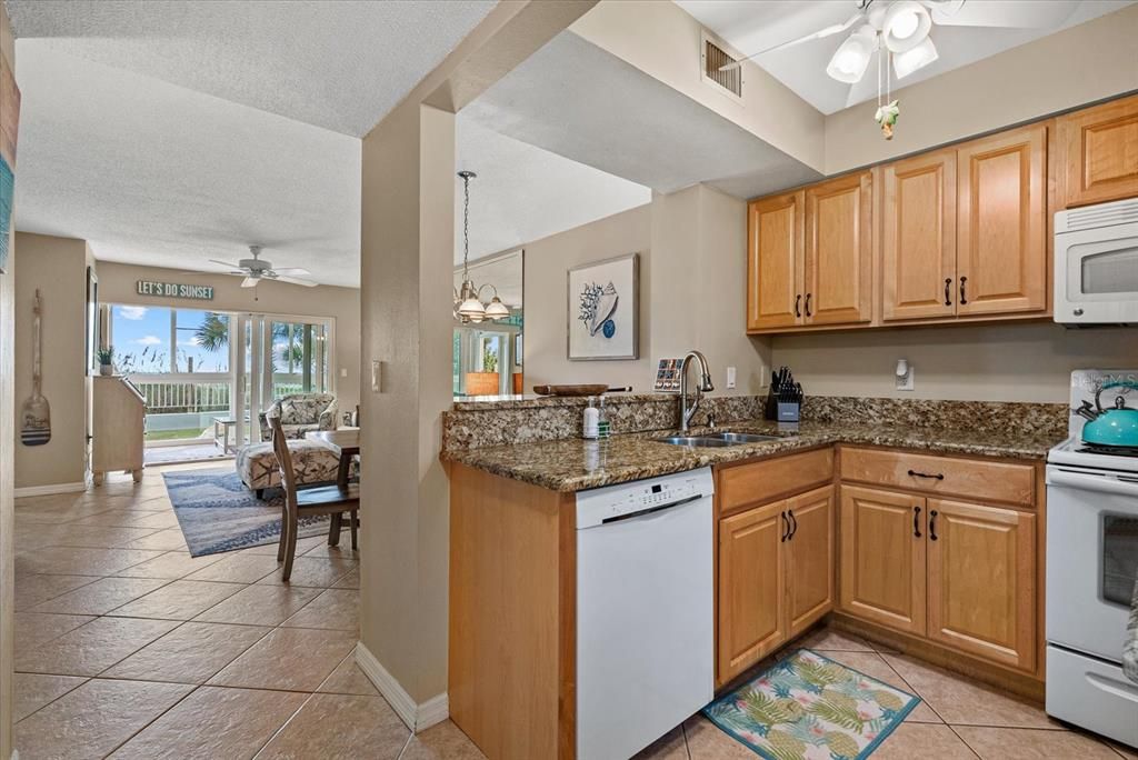 For Sale: $515,000 (2 beds, 2 baths, 872 Square Feet)