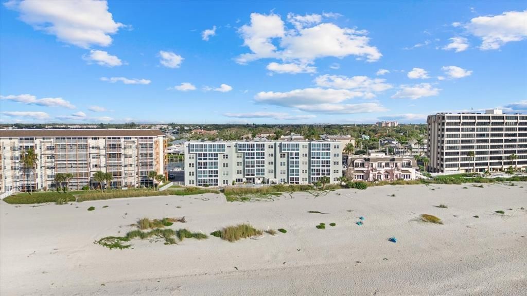 For Sale: $515,000 (2 beds, 2 baths, 872 Square Feet)