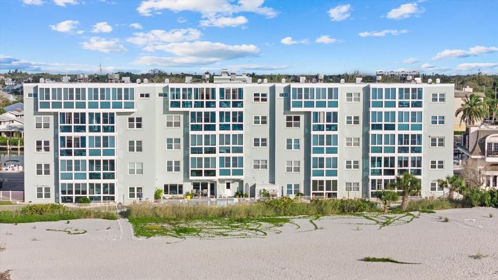 For Sale: $515,000 (2 beds, 2 baths, 872 Square Feet)