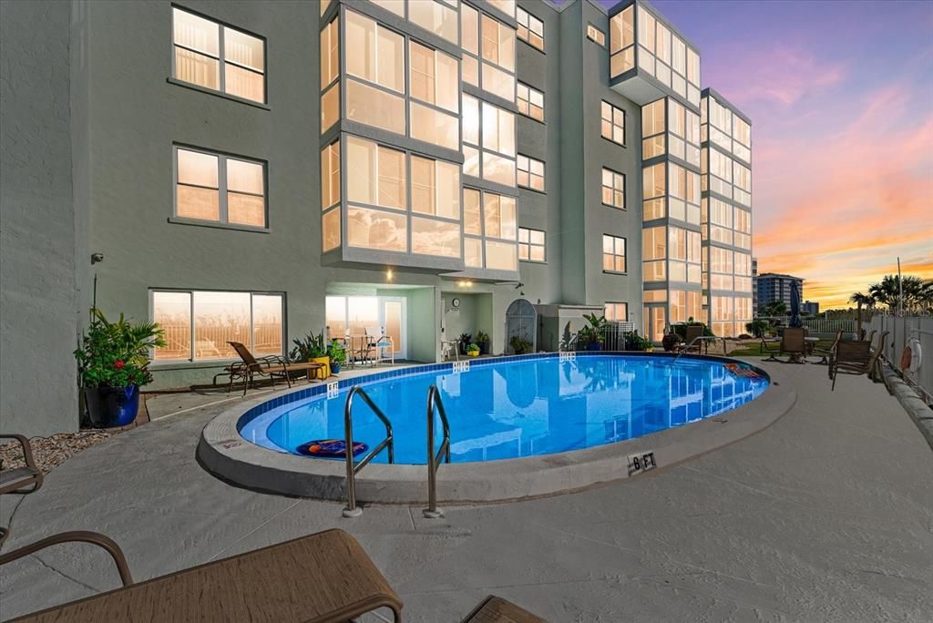 For Sale: $515,000 (2 beds, 2 baths, 872 Square Feet)