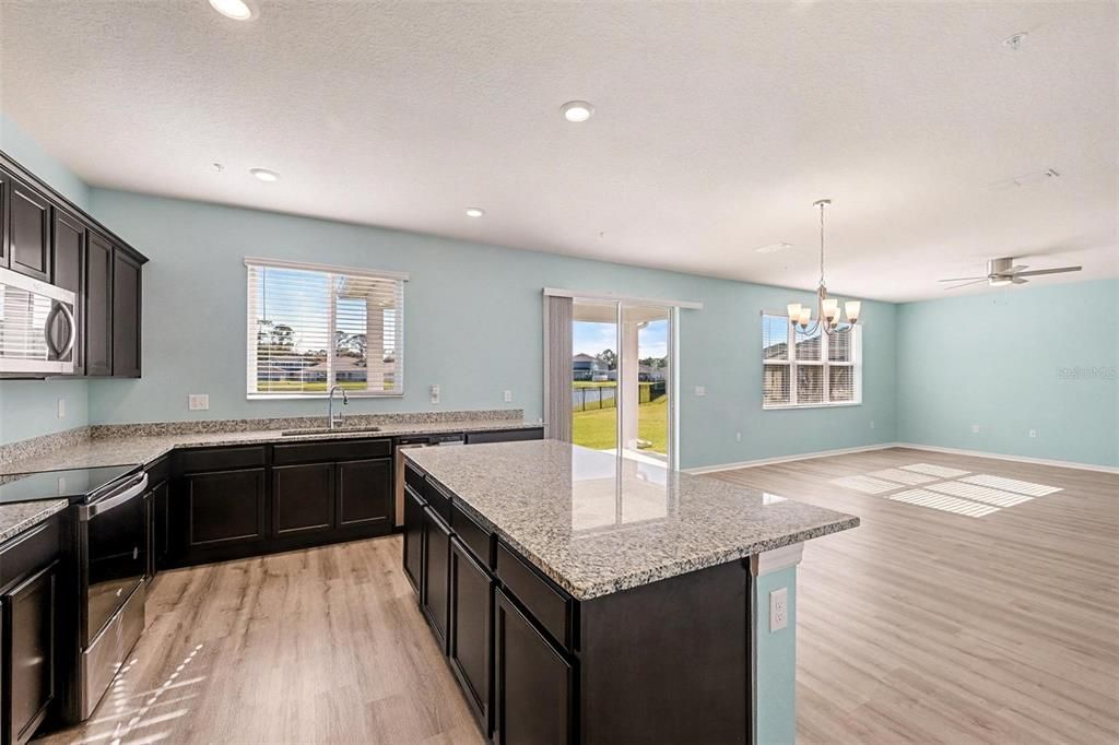 待售: $560,000 (5 贝兹, 3 浴室, 3530 平方英尺)