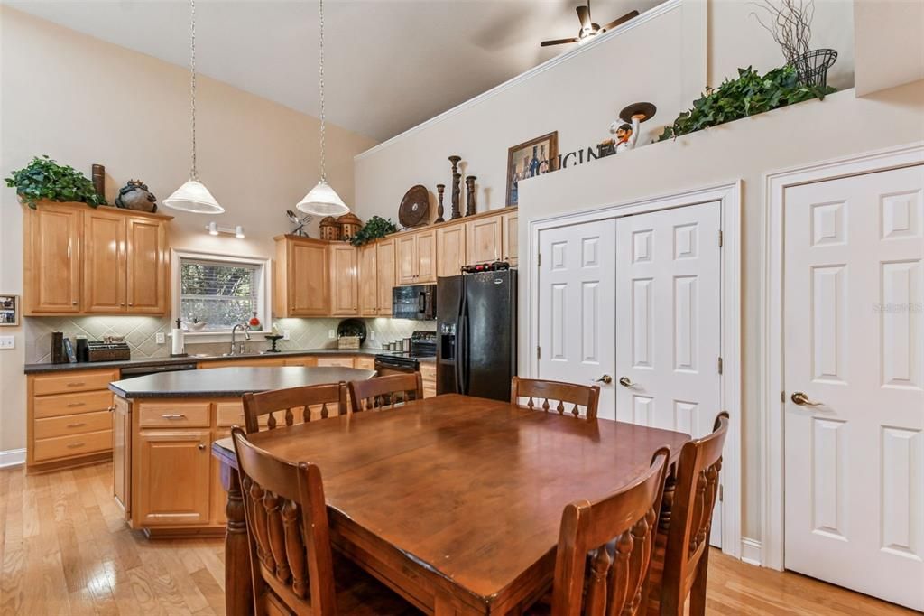 En Venta: $625,000 (4 camas, 3 baños, 2516 Pies cuadrados)