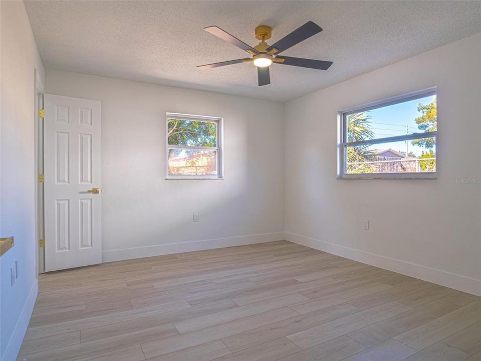 待售: $260,000 (2 贝兹, 2 浴室, 990 平方英尺)