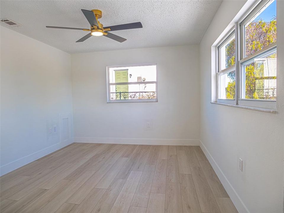 待售: $260,000 (2 贝兹, 2 浴室, 990 平方英尺)