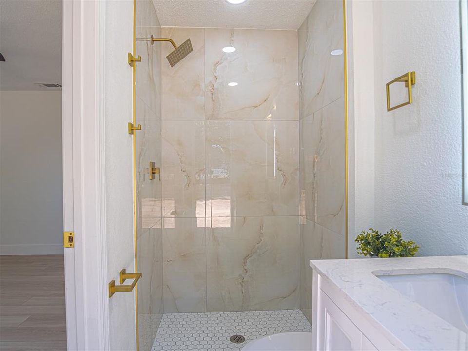 待售: $260,000 (2 贝兹, 2 浴室, 990 平方英尺)