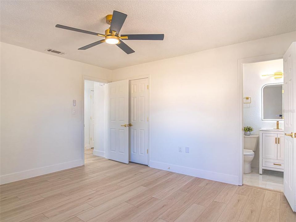 待售: $260,000 (2 贝兹, 2 浴室, 990 平方英尺)