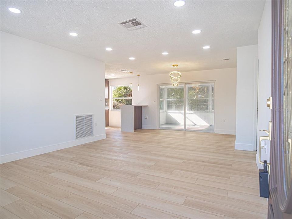 待售: $260,000 (2 贝兹, 2 浴室, 990 平方英尺)