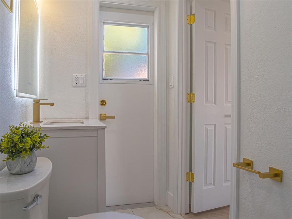 待售: $260,000 (2 贝兹, 2 浴室, 990 平方英尺)