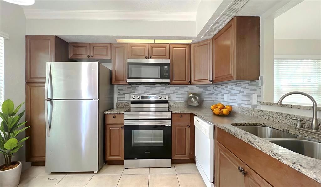 For Sale: $295,000 (2 beds, 2 baths, 982 Square Feet)