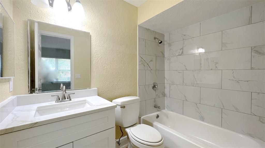 For Sale: $295,000 (2 beds, 2 baths, 982 Square Feet)