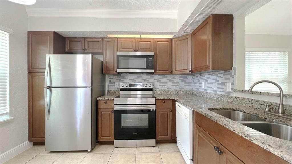 For Sale: $295,000 (2 beds, 2 baths, 982 Square Feet)