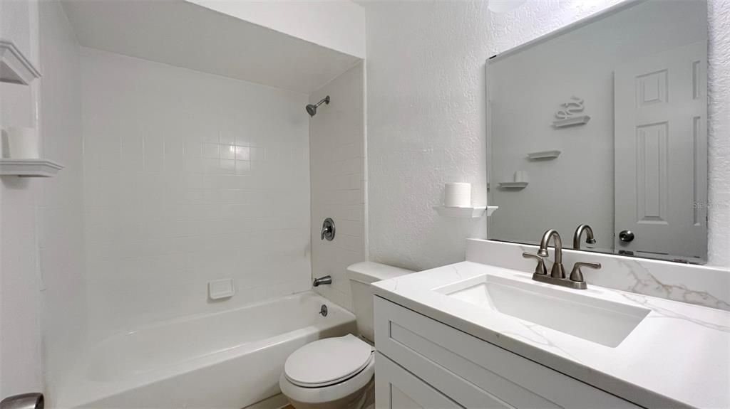 For Sale: $295,000 (2 beds, 2 baths, 982 Square Feet)