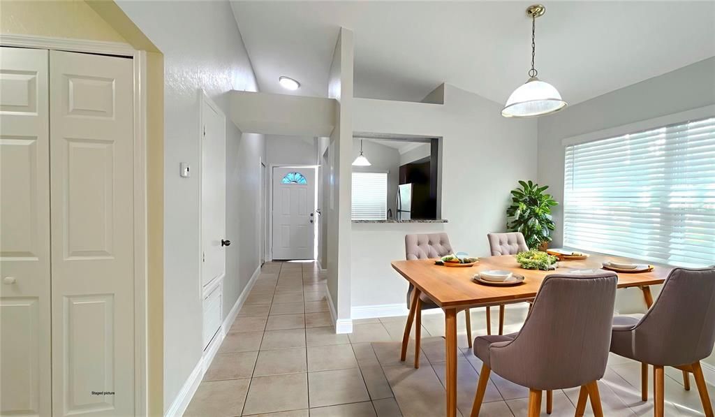 For Sale: $295,000 (2 beds, 2 baths, 982 Square Feet)