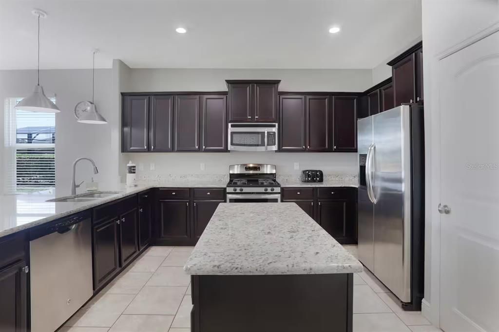 For Sale: $610,000 (6 beds, 6 baths, 3642 Square Feet)