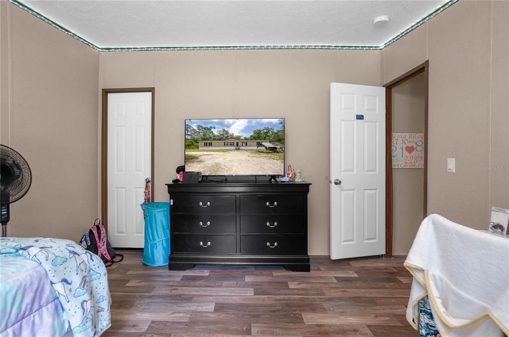 For Sale: $349,000 (5 beds, 3 baths, 2128 Square Feet)