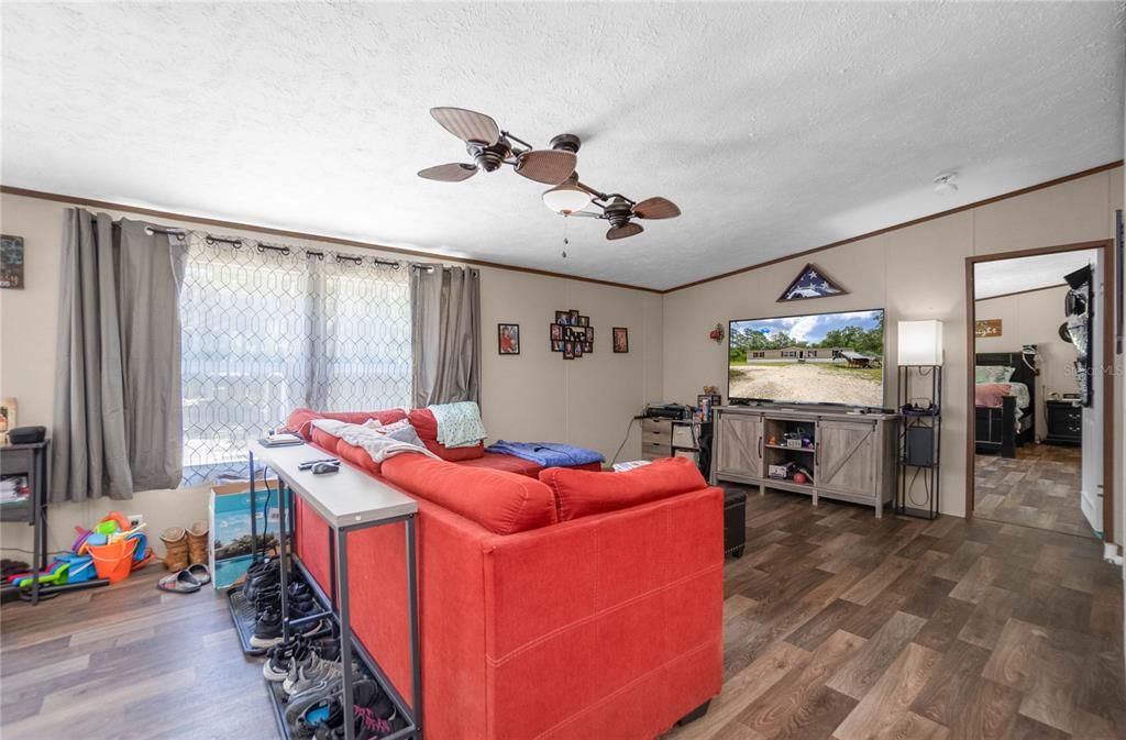 For Sale: $349,000 (5 beds, 3 baths, 2128 Square Feet)