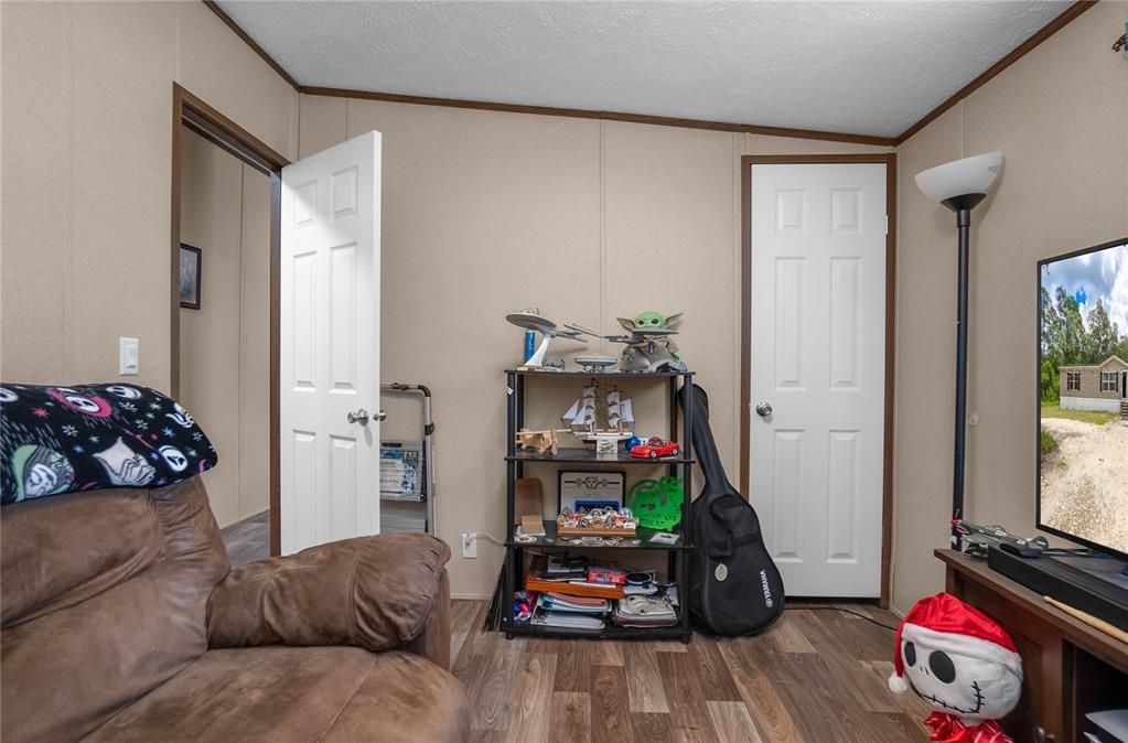 For Sale: $349,000 (5 beds, 3 baths, 2128 Square Feet)