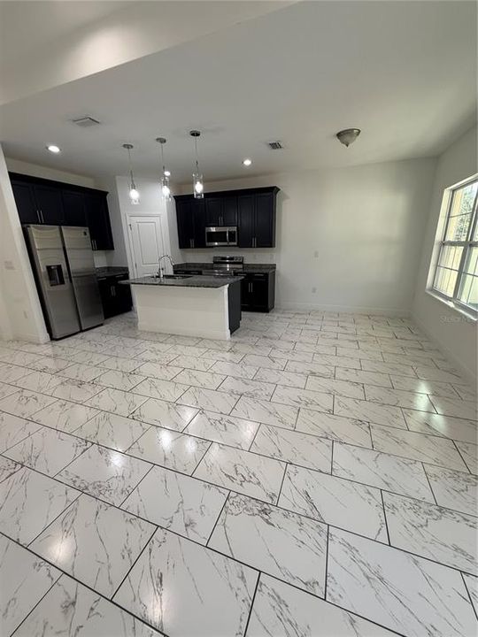 出租: $2,700 (6 贝兹, 3 浴室, 2363 平方英尺)