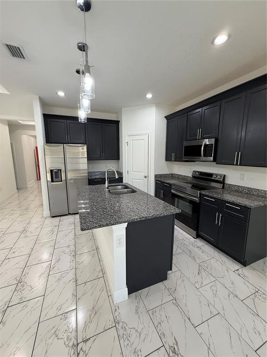 出租: $2,700 (6 贝兹, 3 浴室, 2363 平方英尺)