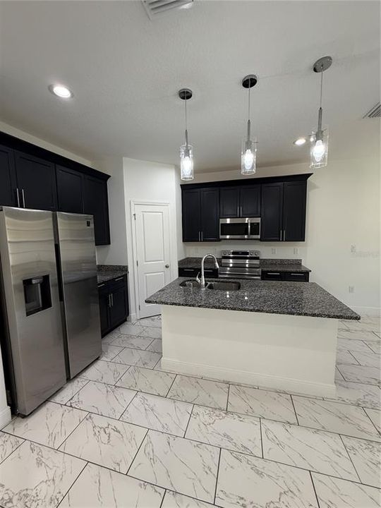 出租: $2,700 (6 贝兹, 3 浴室, 2363 平方英尺)