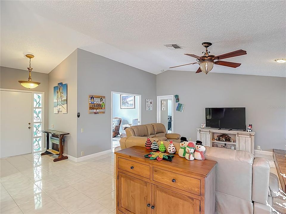 На продажу: $385,000 (3 спален, 2 ванн, 1648 Квадратных фут)