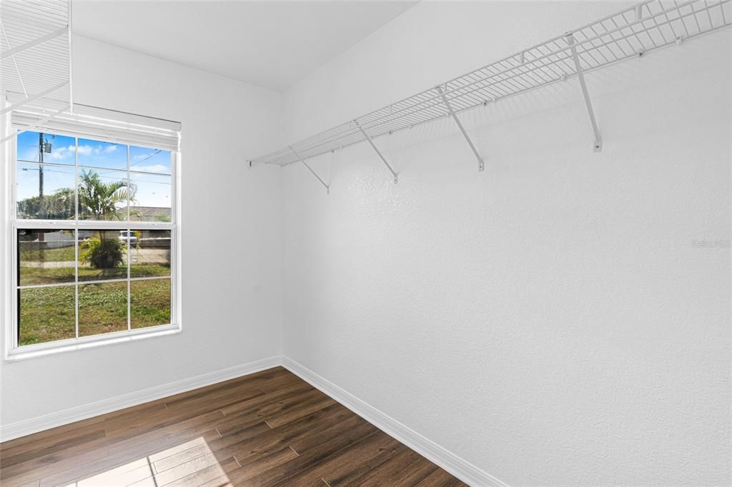 En Venta: $344,800 (4 camas, 2 baños, 2557 Pies cuadrados)