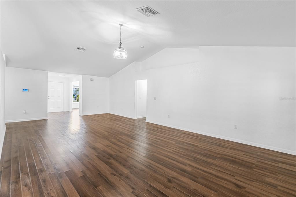 En Venta: $344,800 (4 camas, 2 baños, 2557 Pies cuadrados)