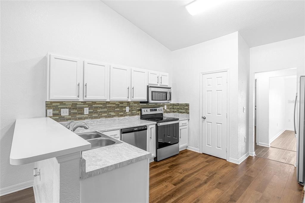 En Venta: $344,800 (4 camas, 2 baños, 2557 Pies cuadrados)