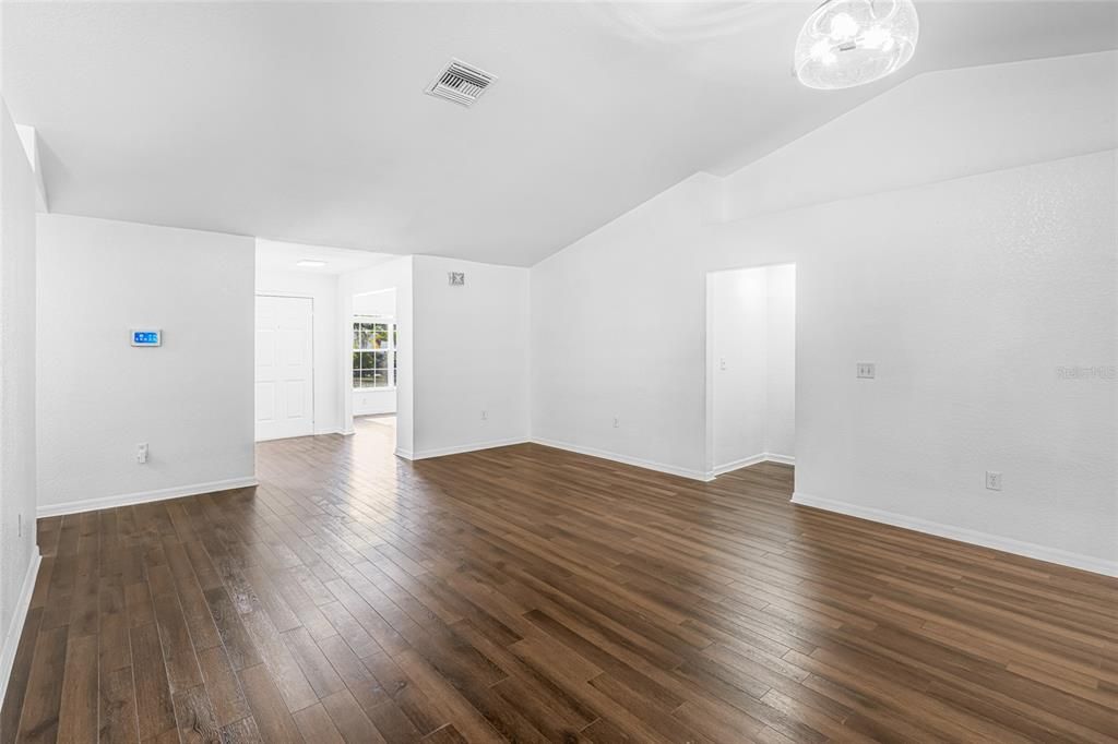 En Venta: $344,800 (4 camas, 2 baños, 2557 Pies cuadrados)