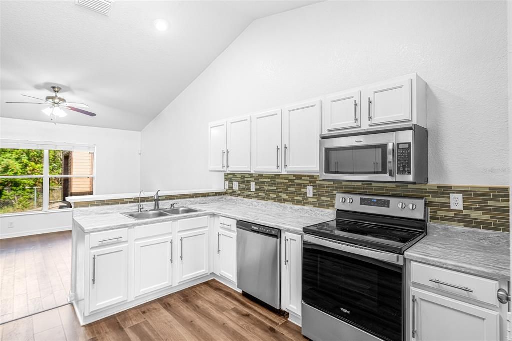 En Venta: $344,800 (4 camas, 2 baños, 2557 Pies cuadrados)