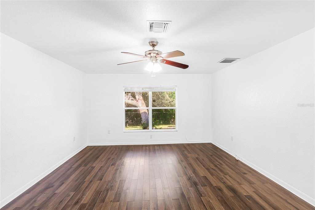 En Venta: $344,800 (4 camas, 2 baños, 2557 Pies cuadrados)