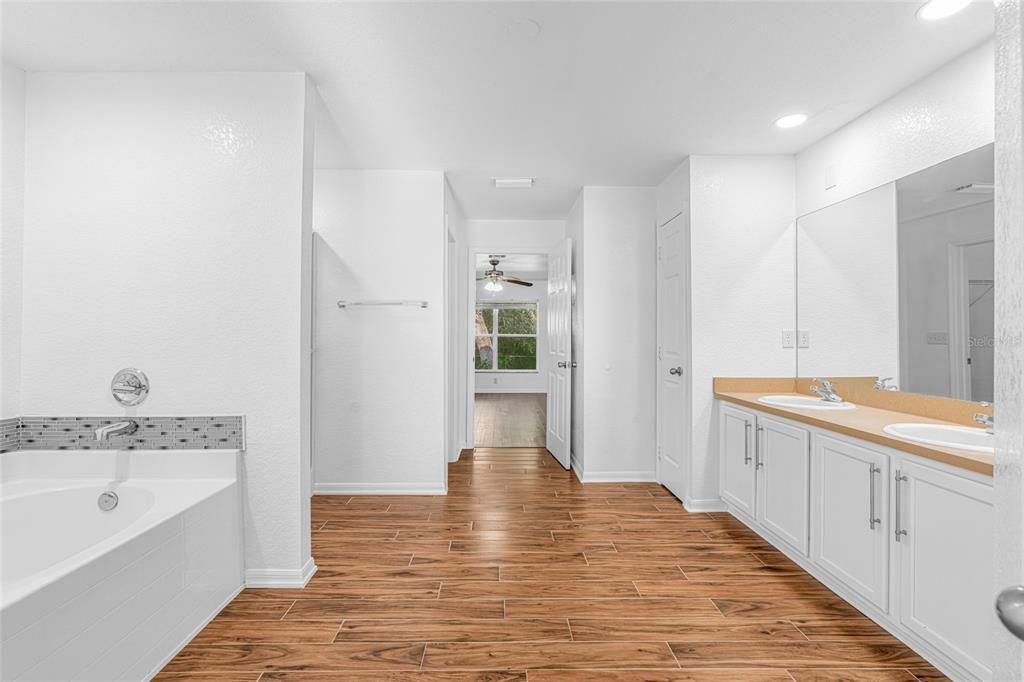 En Venta: $344,800 (4 camas, 2 baños, 2557 Pies cuadrados)