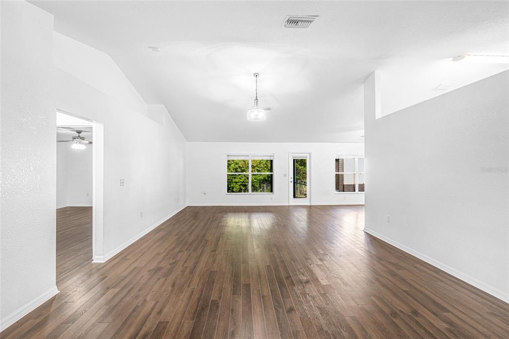 En Venta: $344,800 (4 camas, 2 baños, 2557 Pies cuadrados)