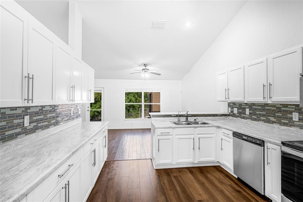 En Venta: $344,800 (4 camas, 2 baños, 2557 Pies cuadrados)