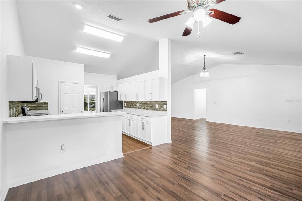 En Venta: $344,800 (4 camas, 2 baños, 2557 Pies cuadrados)