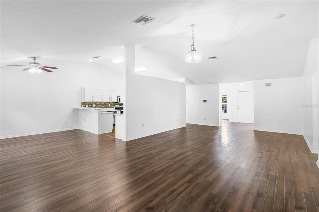 En Venta: $344,800 (4 camas, 2 baños, 2557 Pies cuadrados)