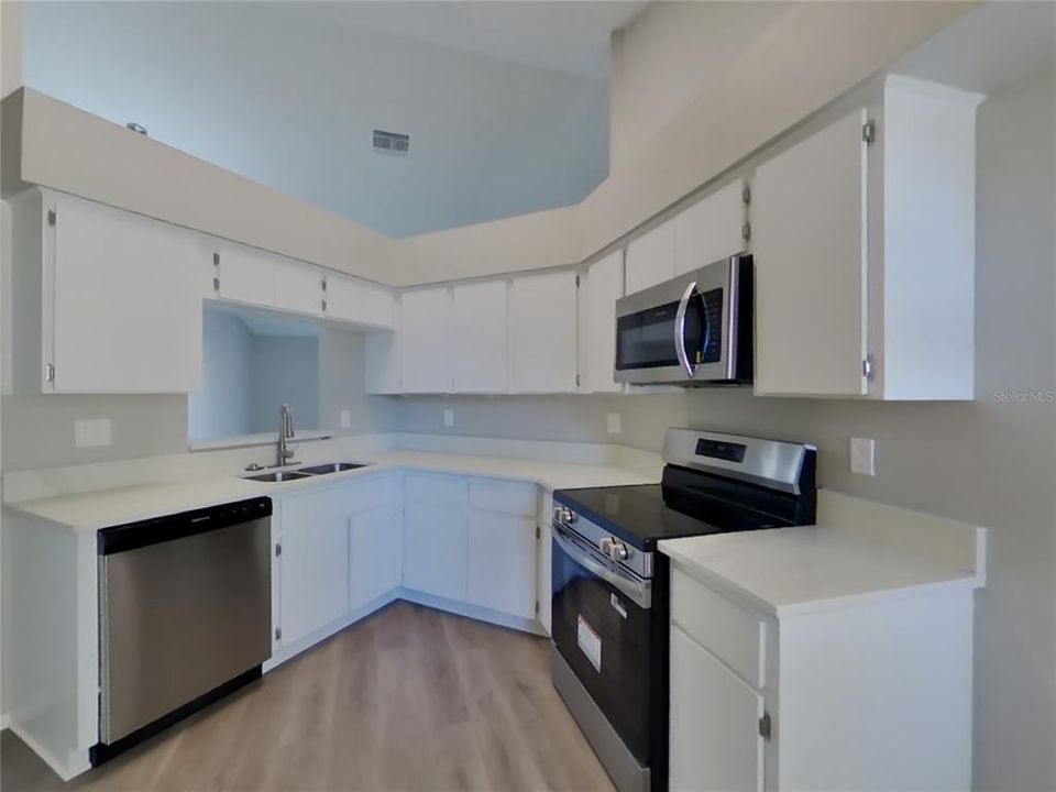 出租: $2,299 (4 贝兹, 2 浴室, 1608 平方英尺)